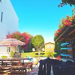 Guest house Sandycamps Surf House