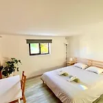 Πανσιόν Sandycamps Surf House