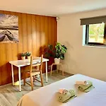 Πανσιόν Sandycamps Surf House *