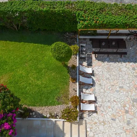 Sandycamps Surf House *